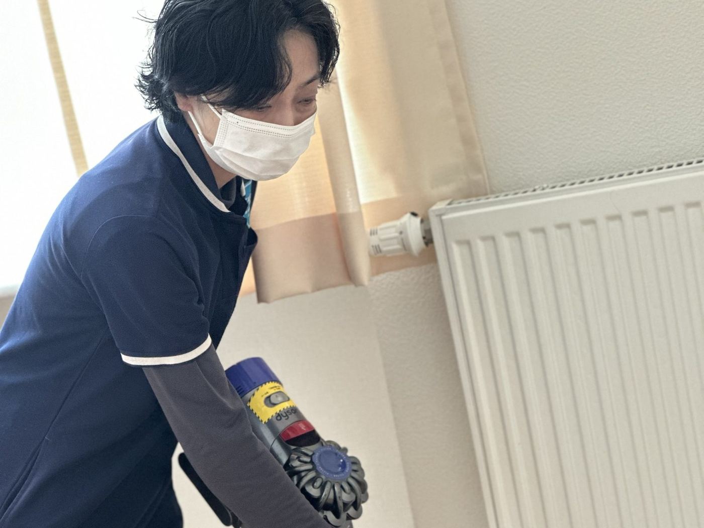 掃除機をかけるヘルパーステーション「こぶし」の職員